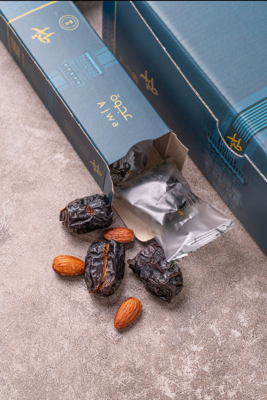 تمر ولوز عجوة