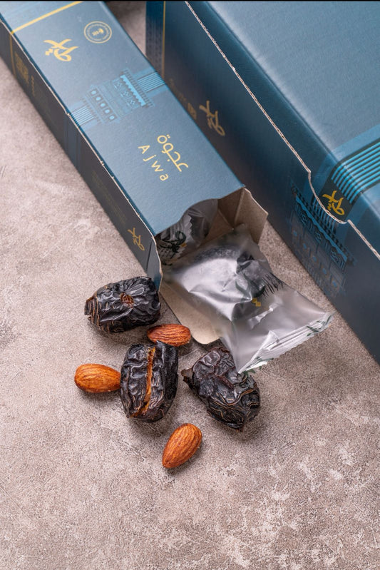 تمر ولوز عجوة